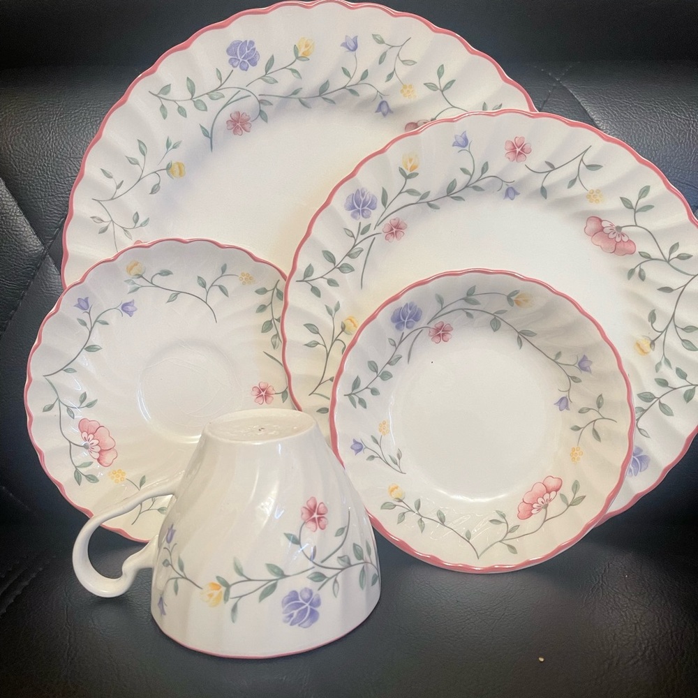 Johnson brothers dinnerware sets. 20 pieces.